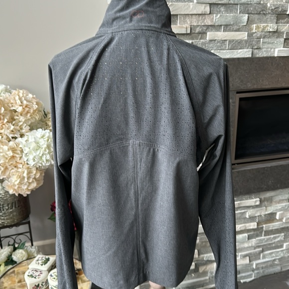 Calia by Carrie Underwood. Gray lightweight Warm up Jacket. Size Medium. - Picture 4 of 9